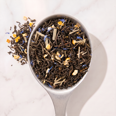 Hiver Russe Citrus Black Tea in a measuring scoop