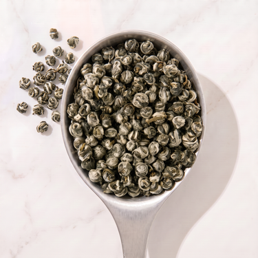Perles de Jasmin Green Tea in a measuring scoop