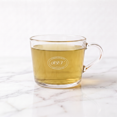 Voyage en Toscane Green Tea side view in a branded RDV glass cup